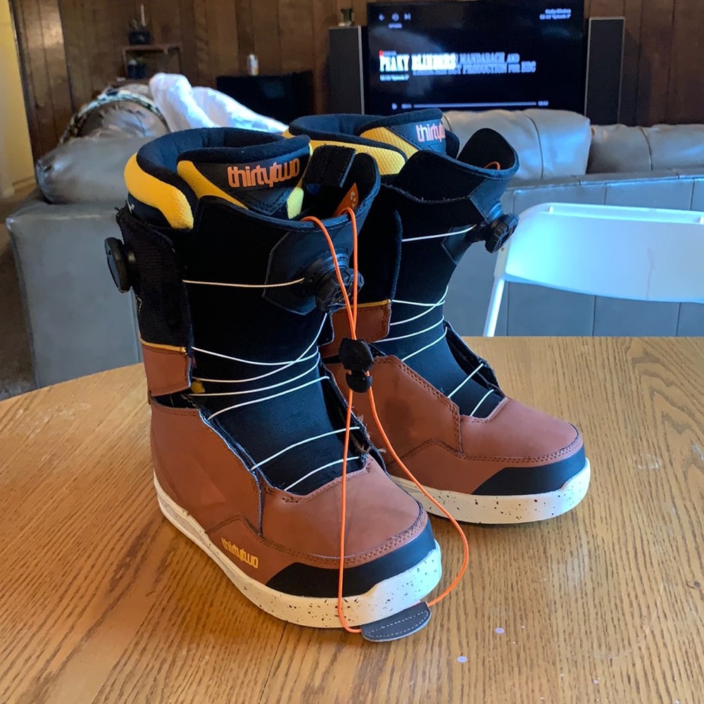 Snowboard boots